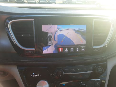 Used 2022 Chrysler Pacifica Touring-L w/ Uconnect Theater Family Group image 18