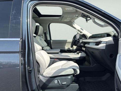 Used 2025 Lincoln Navigator Reserve AWD/4WD image 11