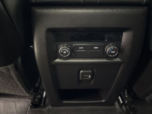 Used 2023 Chevrolet Traverse LT w/ Rear Camera Mirror Package image 31