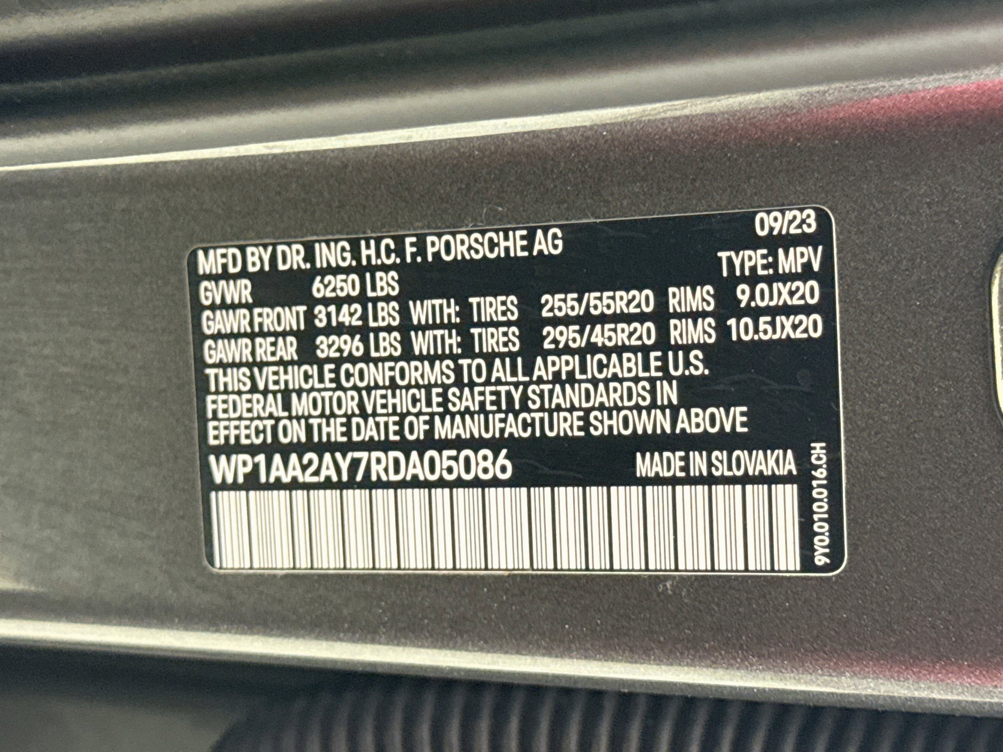 Certified 2024 Porsche Cayenne AWD/4WD image 32