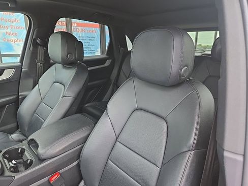Used 2024 Porsche Cayenne w/ Premium Package AWD/4WD image 33