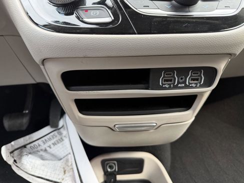 Used 2024 Chrysler Pacifica Touring-L image 14