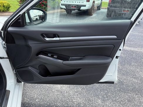 Used 2025 Nissan Altima 2.5 SL FWD image 18