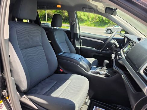 Used 2019 Toyota Highlander LE AWD/4WD image 18