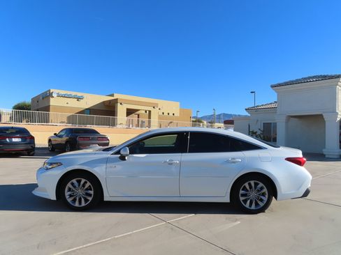 Used 2021 Toyota Avalon XLE image 4
