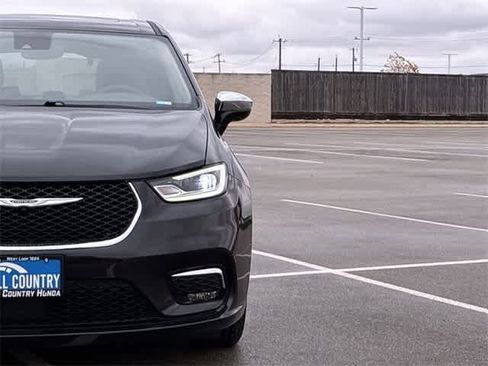 Used 2023 Chrysler Pacifica Limited image 11