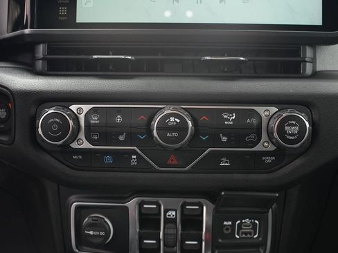 Used 2024 Jeep Wrangler Unlimited image 24