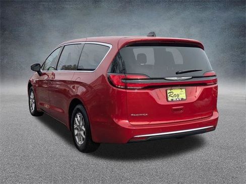 Certified 2024 Chrysler Pacifica Touring-L image 6