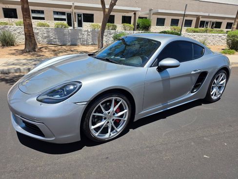Used 2017 Porsche 718 Cayman S RWD image 3