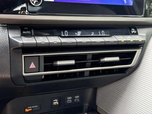 Used 2025 Toyota Camry SE FWD image 11