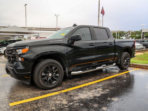 Used 2024 Chevrolet Silverado 1500 Custom image 3