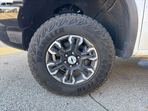 Used 2024 Chevrolet Silverado 1500 ZR2 w/ Technology Package image 4