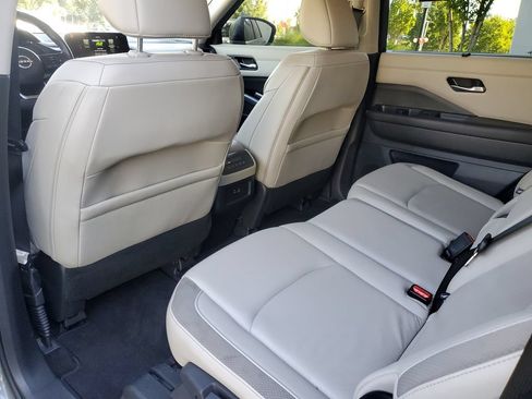 Certified 2023 Nissan Pathfinder SL FWD image 12
