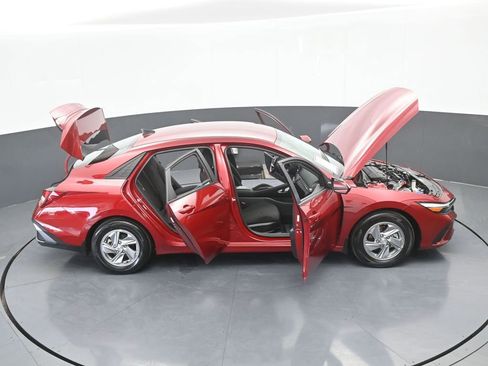 Used 2024 Hyundai Elantra SE image 62