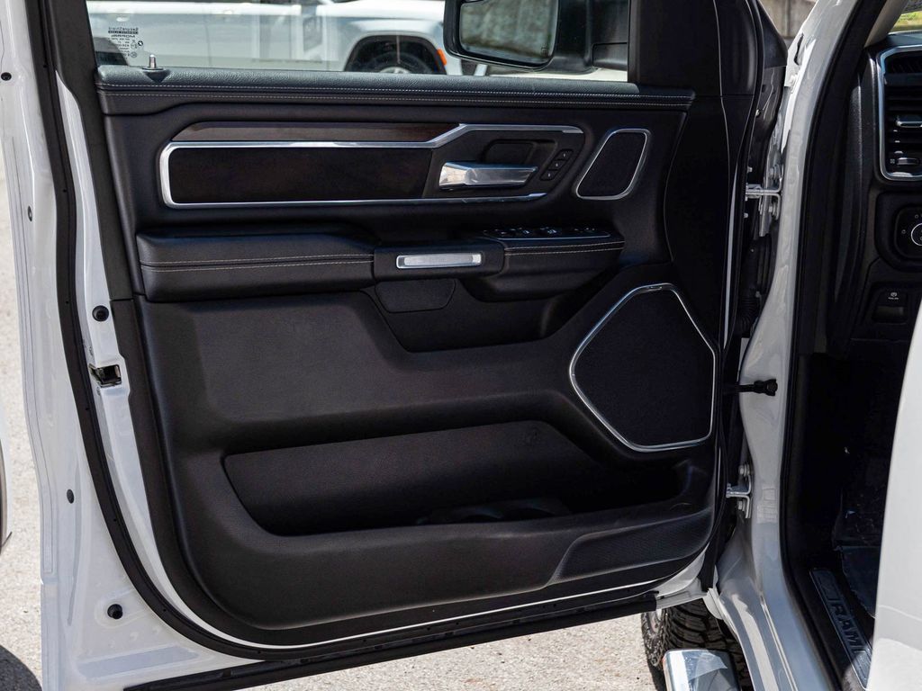 Used 2022 RAM 1500 Laramie AWD/4WD image 11