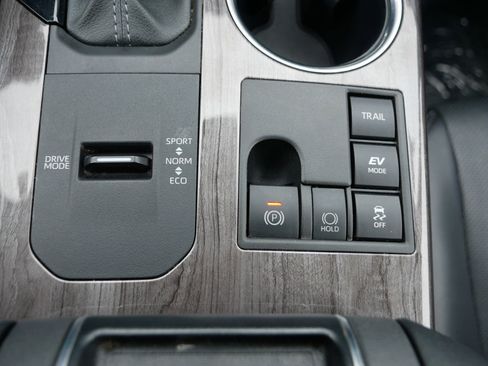 Used 2024 Toyota Highlander Limited image 31