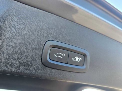 Used 2023 Volvo XC40 Recharge Ultimate image 11