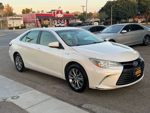 Used 2015 Toyota Camry XLE w/ Moonroof Package FWD image 2