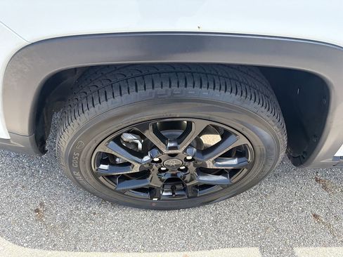 Used 2025 Jeep Compass Latitude w/ Convenience Group AWD/4WD image 9