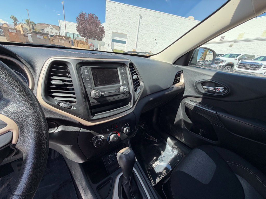 Used 2017 Jeep Cherokee Sport FWD image 12