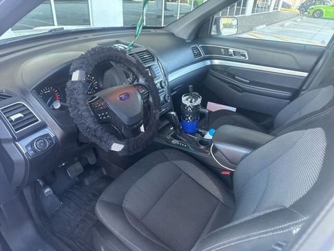 Used 2017 Ford Explorer XLT image 2