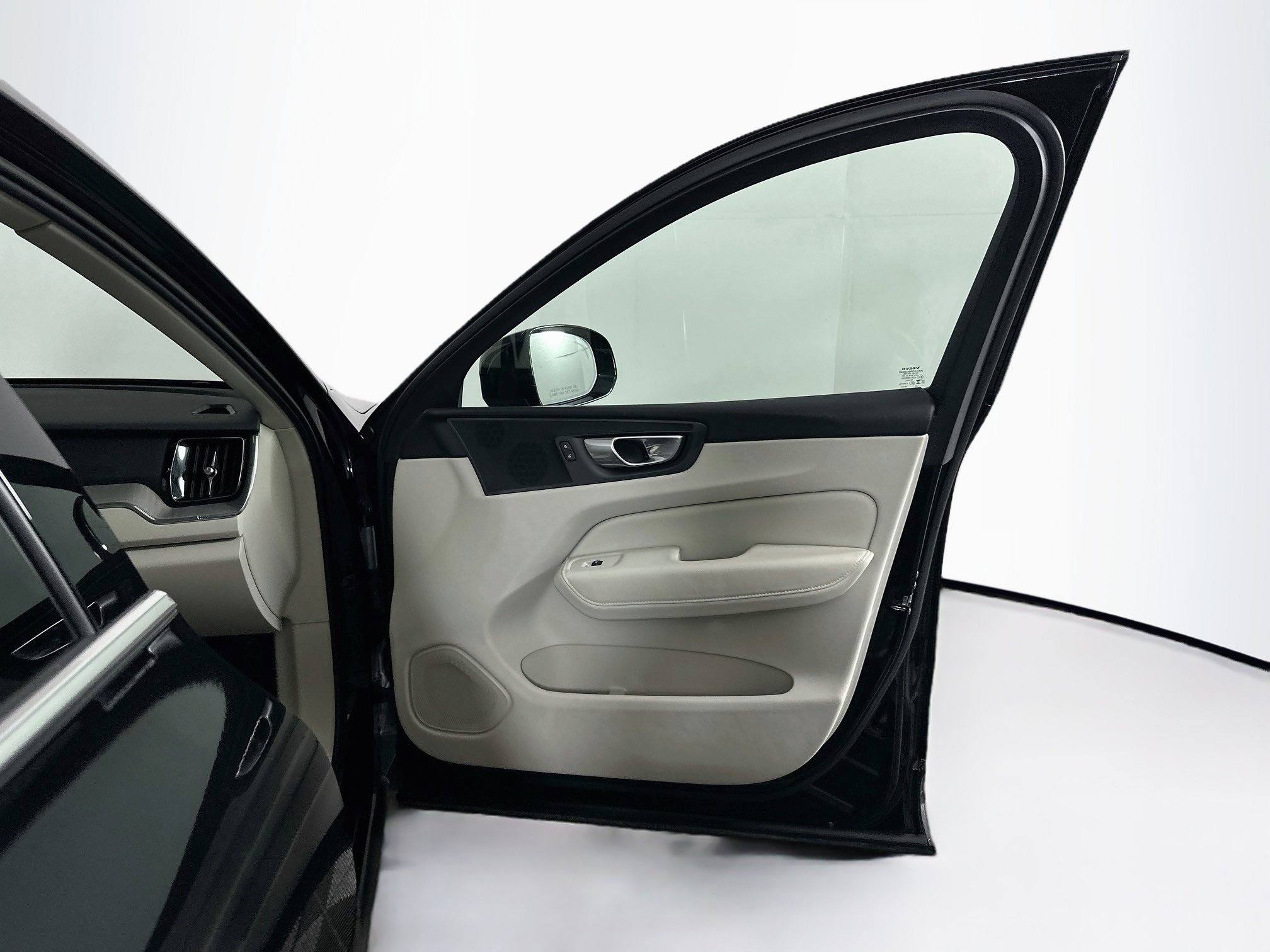 Used 2023 Volvo XC60 B5 Plus AWD/4WD image 32