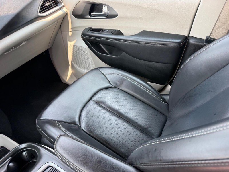 Used 2023 Chrysler Pacifica Touring-L FWD image 20