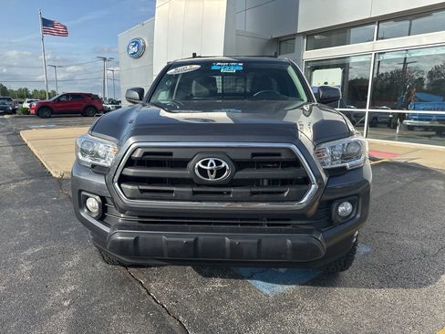 Used 2016 Toyota Tacoma SR5 RWD image 2