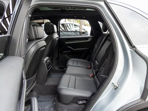 Certified 2025 Porsche Cayenne image 44