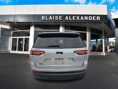 Used 2023 Jeep Grand Cherokee L Laredo image 6