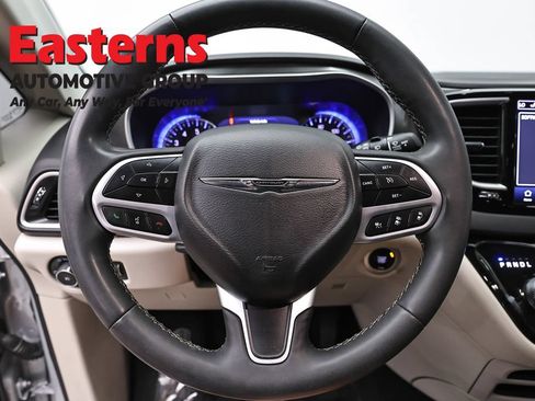 Used 2024 Chrysler Pacifica Touring-L FWD image 10