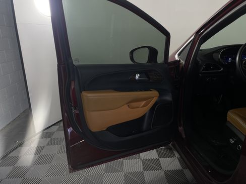 Used 2021 Chrysler Pacifica Pinnacle FWD image 14