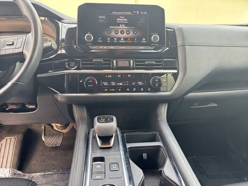 Used 2025 Nissan Pathfinder SV image 18