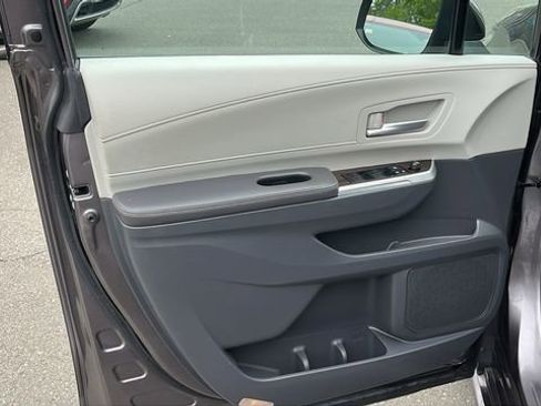 Certified 2021 Toyota Sienna XLE AWD/4WD image 9