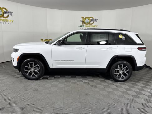 New 2025 Jeep Grand Cherokee Limited w/ Trailer Tow Package AWD/4WD image 5