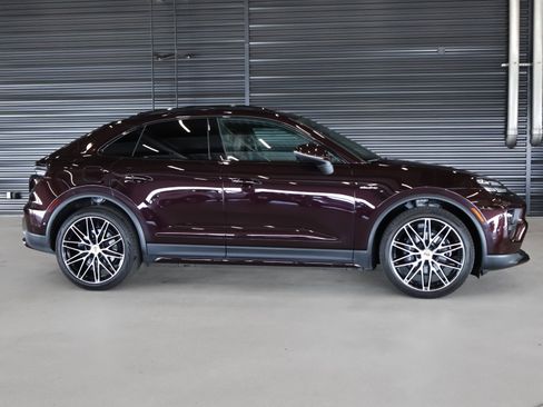 Used 2025 Porsche Macan Electric w/ Premium Package RWD image 11