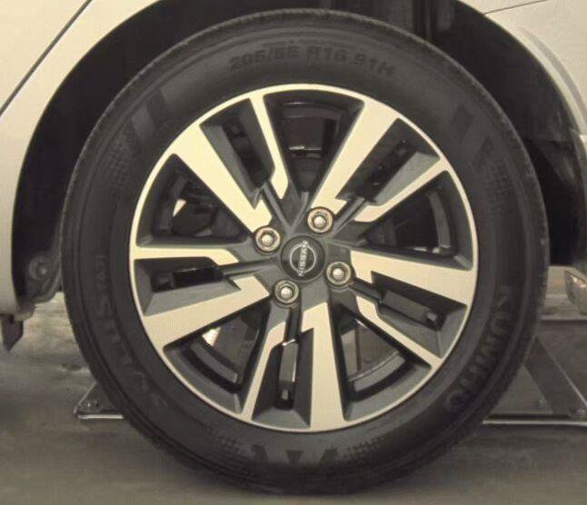 Used 2025 Nissan Versa SV FWD image 2