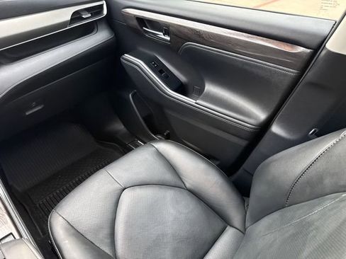 Used 2021 Toyota Highlander Limited FWD image 16