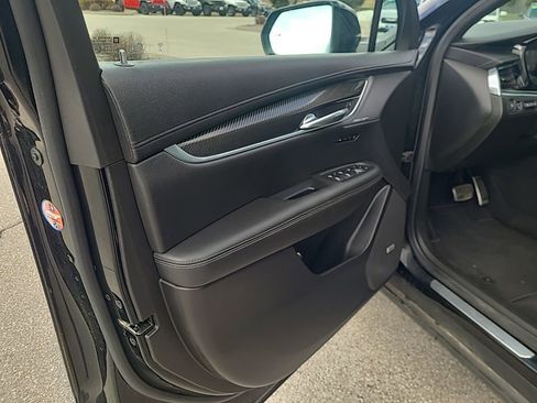 Used 2022 Cadillac XT6 Sport w/ Technology Package image 11