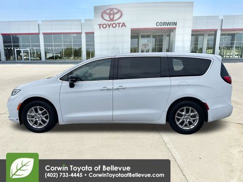 Used 2024 Chrysler Pacifica Touring-L FWD image 2