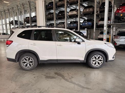 Used 2022 Subaru Forester Premium image 2