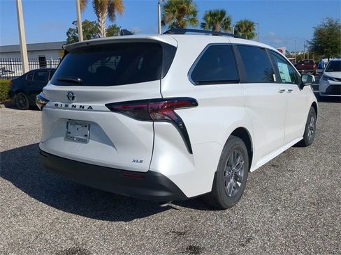 New 2026 Toyota Sienna XLE image 4