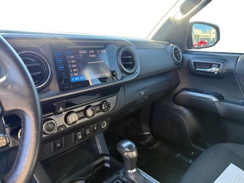 Used 2018 Toyota Tacoma TRD Off-Road image 12