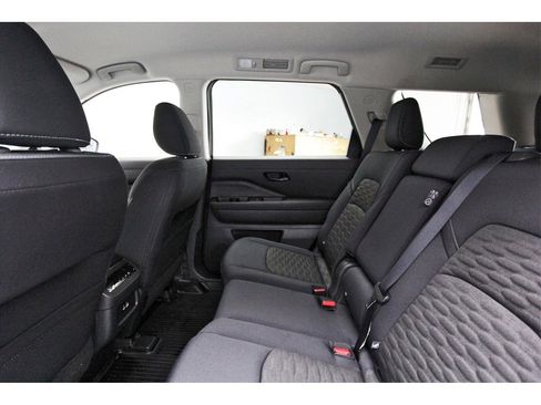 Used 2025 Nissan Pathfinder SV image 10