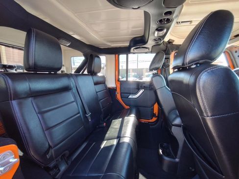 Used 2012 Jeep Wrangler Unlimited Sahara w/ Connectivity Group AWD/4WD image 38