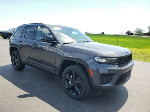 Used 2025 Jeep Grand Cherokee Altitude AWD/4WD image 7
