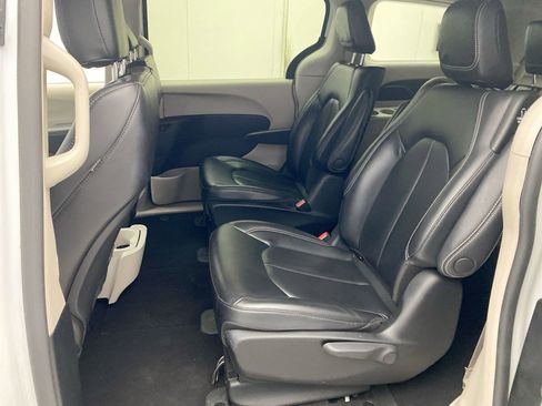Used 2023 Chrysler Pacifica Touring-L FWD image 23