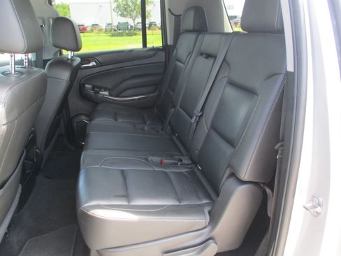 Used 2018 Chevrolet Suburban LT RWD image 11