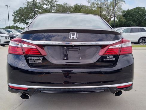 Used 2017 Honda Accord Touring image 5