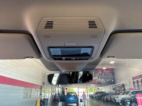 Used 2026 Volkswagen Atlas SE FWD image 18